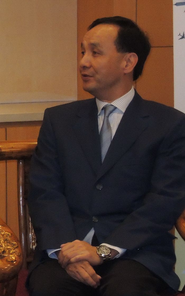 針對天下雜誌昨日所公布的民調，新北市長朱立倫今（3）日受訪時回應，所有的民調當然都是參考，對市府團隊而言，最重要的還是市政問題！圖：陳冠廷/攝   