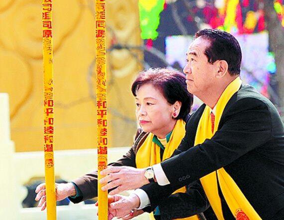 親民黨27日晚間證實，黨主席宋楚瑜夫人陳萬水已於中午12:50病逝於和信醫院。圖為宋楚瑜與陳萬水伉儷情深的照片。圖片來源：翻攝臉書   