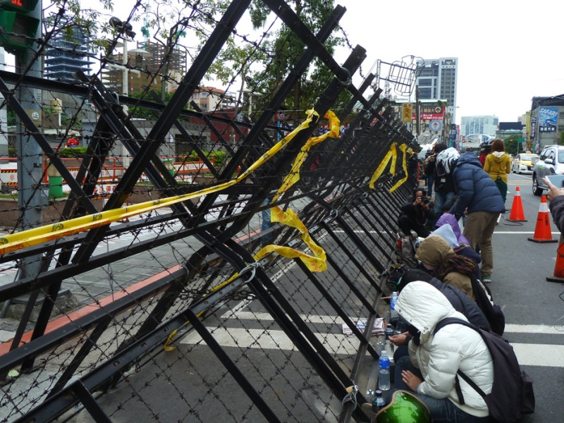 有騎車路過民眾不忍學生在馬路上靜坐，自掏腰包買瓶裝水給學生。圖3之2：謝莉慧/攝   