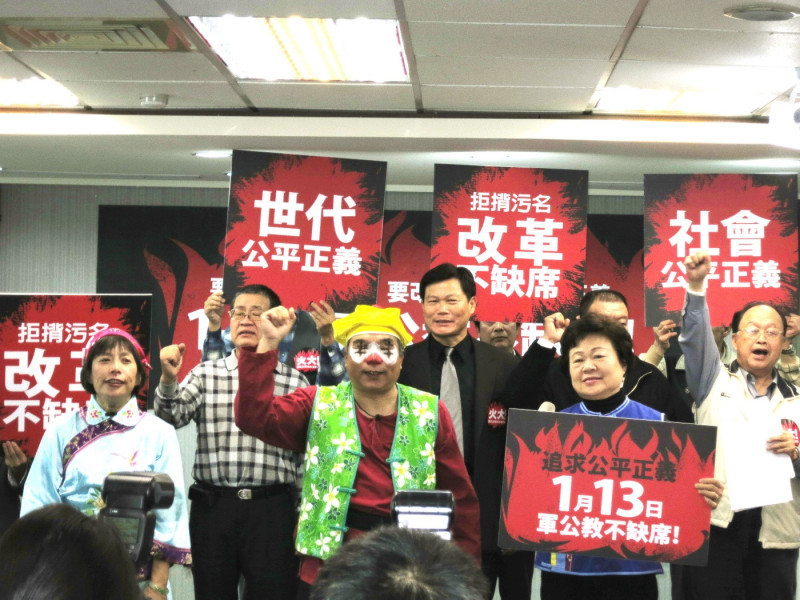民進黨客家事務部8日演出行動劇表達軍公教也支持年金改革。圖：林朝億/攝   