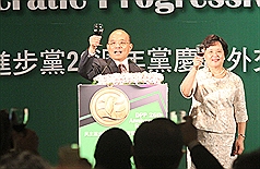 民主進步黨主席蘇貞昌（左）27日在台北出席「民進黨26週年黨慶暨外交使節酒會」，他和妻子詹秀齡（右）
，向現場來賓敬酒。圖片來源：中央社   