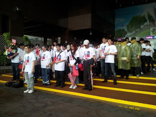 白色正義社會聯盟今（1）天下午號召近70人，在台北市政府前替曾支援太陽花學運勤務，今日中風病逝的員警柯雄飛默哀3分鐘。圖：中央社   