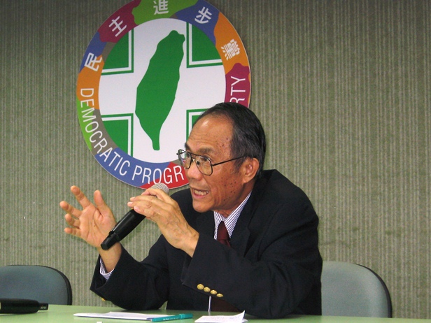 前外交部次長高英茂10日在民進黨記者會反駁馬英九說，在民進黨政府不斷抗議下，當年從日內瓦直接來台灣的電子郵件不一定都會掛上「中國，台灣」名稱。（攝影：林朝億）   