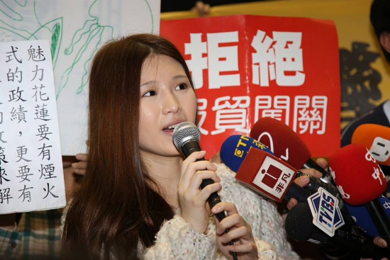 「雞排妹」鄭家純今（19）日下午2時，到立法院聲援反對服貿、占據議場的學生。圖：林雨佑/攝。   