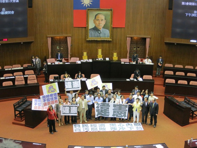 在野黨立委25日在議場舉牌抗議立法院長王金平不受理倒閣案涉嫌違憲。圖：林朝億/攝   