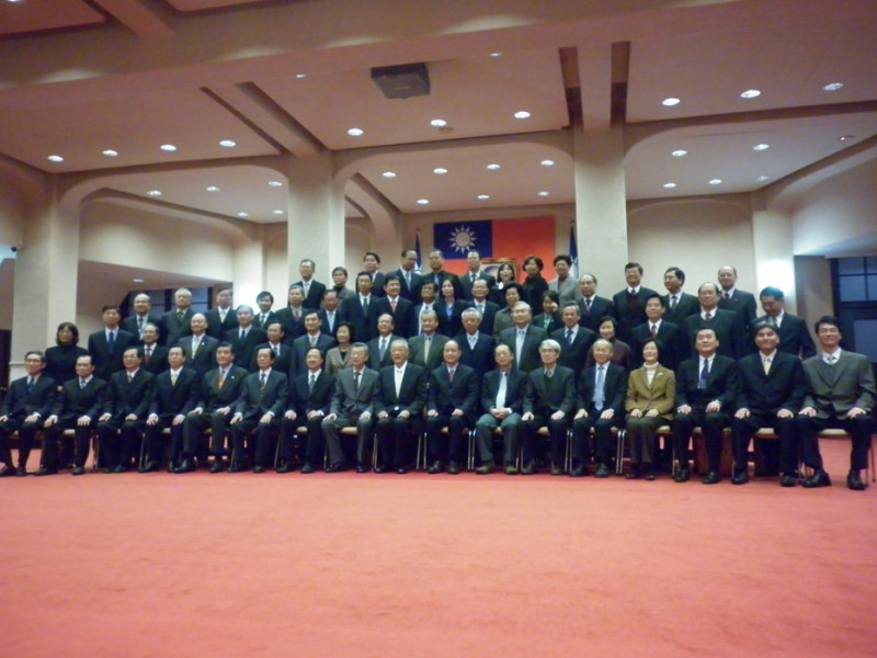 行政院31日召開臨時院會，內閣總辭並合拍畢業照。圖片：謝莉慧/攝   