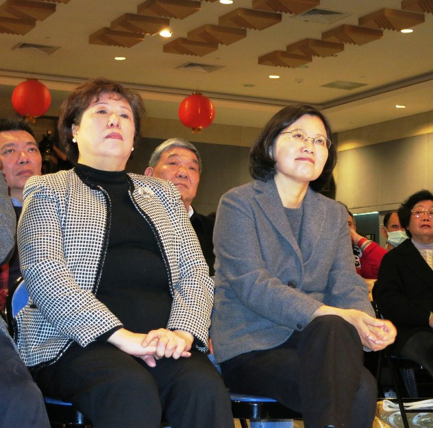 民進黨主席蔡英文與前立委藍美津今（1）日在台北市謝票活動時，坐在台下聽黨籍立委落選人的談話。圖：林朝億/攝影   