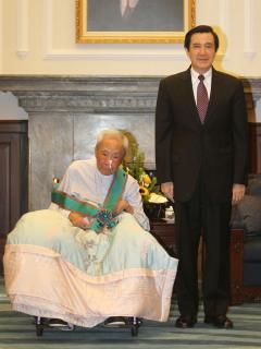 前監察院長王作榮（左）31日因肺炎引發併發症敗血性休克，病逝台北榮總，享壽95歲。圖為今年6月時，王作榮接受總統馬英九贈勳並合影。圖片來源：中央社檔案照片   