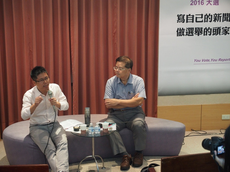 台灣綠黨共同召集人李根政（左）7日參加《2016大選公民新聞網》所舉辦的公民會客室活動，由先驅媒體社會企業公司董事長蘇正平（右）主持。圖：2016大選公民新聞網提供   