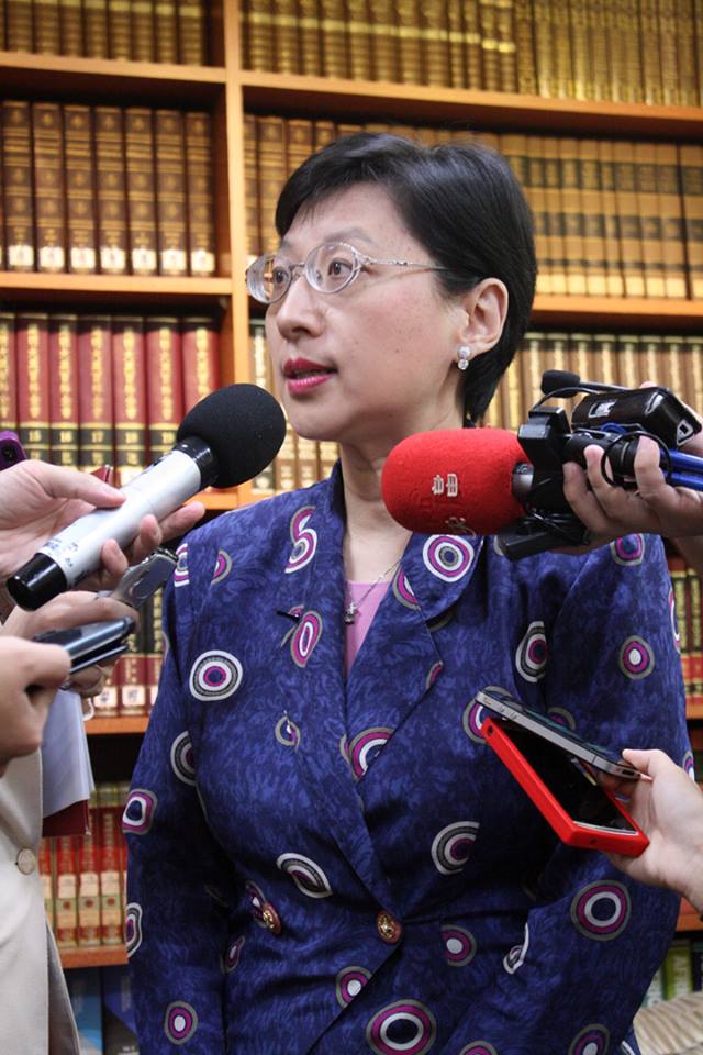 針對副總統吳敦義女兒吳子安特權換照風波，今（27）日外交部發言人高安以捷運電扶梯快速通道來譬喻這項便民措施，相信大家會將這項服務留給真正急需的人，不會造成申請量暴增的現象。圖：林良齊/攝   