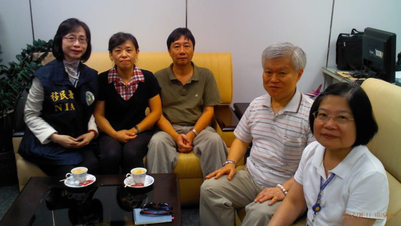 被中共居留54天的台灣公民鍾鼎邦(右二)，在海基會及移民署人員接機後，於今天中午回到新竹的住家，並和家人合照。圖片來源:海基會提供   
