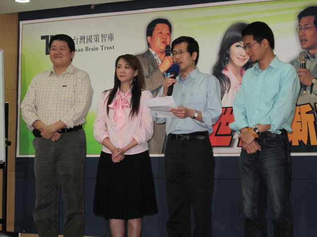 辜寬敏推薦第一波「我們這一代連線」立委參選人，（由左至右）何博文、羅致政、簡余晏和劉建國。圖片：林朝億/攝。   