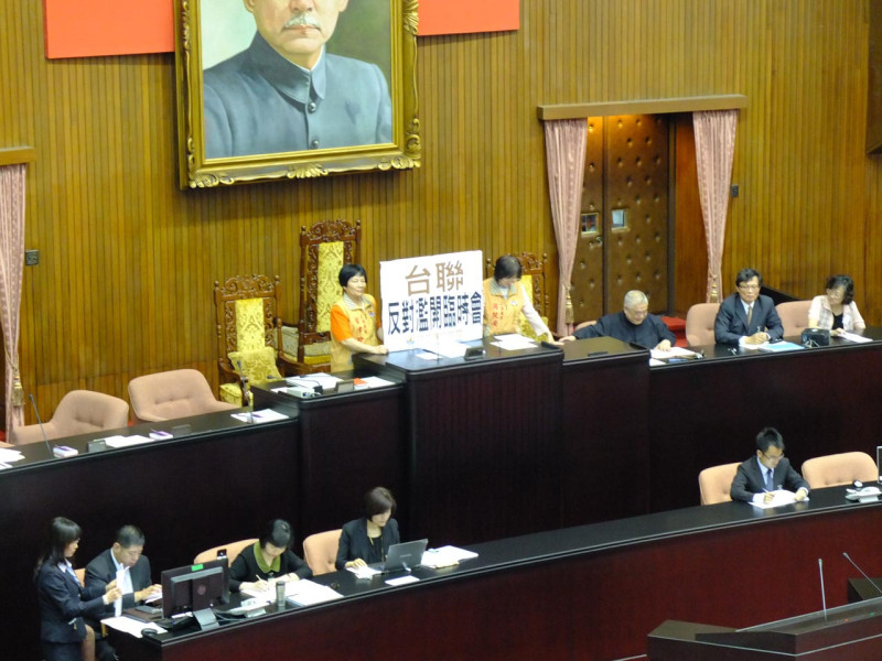 為了阻撓監院人事復議案進行處理，在野黨今(24)日再度占領主席台。圖：翁嫆琄/攝。   