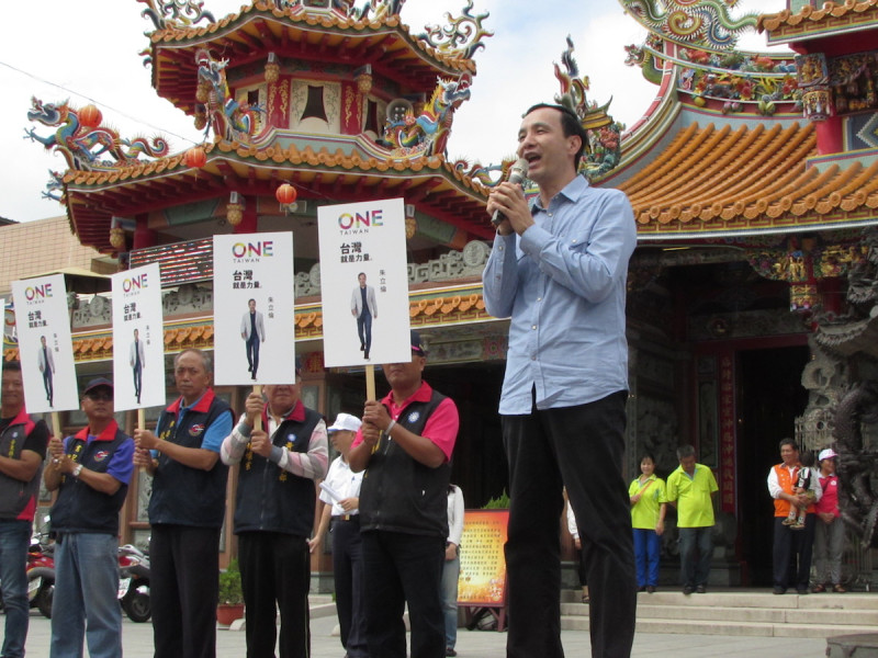 國民黨主席暨總統參選人朱立倫3日前往台東天后宮參拜，赫見備受爭議的「ONE TAIWAN」文宣看板亮相。圖：邱珮文/攝   