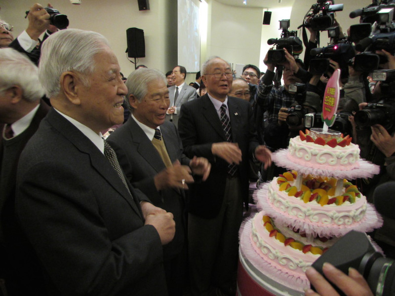 前總統李登輝晚上出席台灣國家聯盟的募款餐會，更與會中近百名來賓一同慶祝93歲生日。圖：邱珮文/攝   