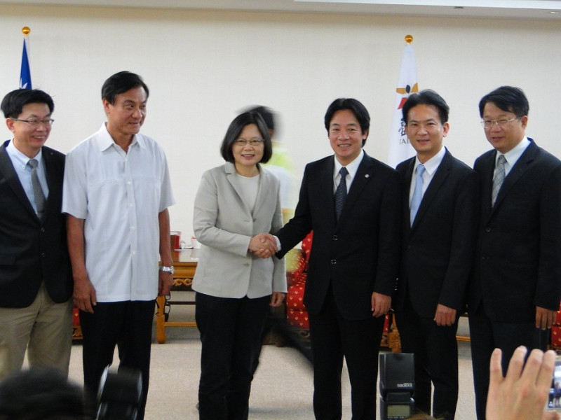 民進黨總統參選人蔡英文（左三）拜會台南市長賴清德（右三），積極整合地方勢力。圖：黃博郎/攝   
