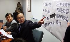 前政務委員朱雲鵬（右）26日在律師李永然（左）的陪同發表聲明，駁斥媒體指他非法擁有豪華農舍，強調相關買賣均依法令處理，對不實指控保留法律追訴權。圖片來源：中央社   