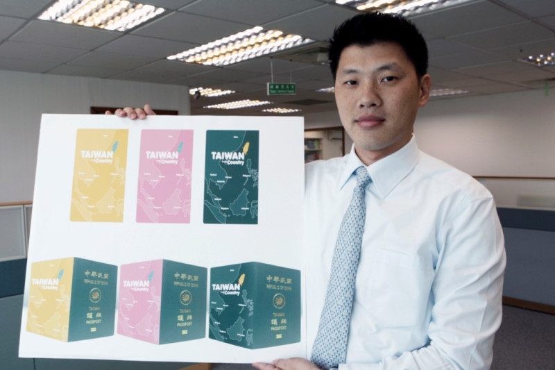民進黨大量印製與正版台灣護照同尺寸的護照貼紙，供國人貼在自己的護照封套或背面，做為對於中國新版護照將南海及台灣風景名勝納入其內頁版圖的反制行動。圖片來源：民進黨中央。   
