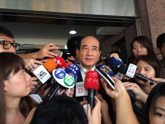 立法院長王金平表示，15日上午將先召開朝野協商，討論如何處理法案。圖：符芳碩/攝   