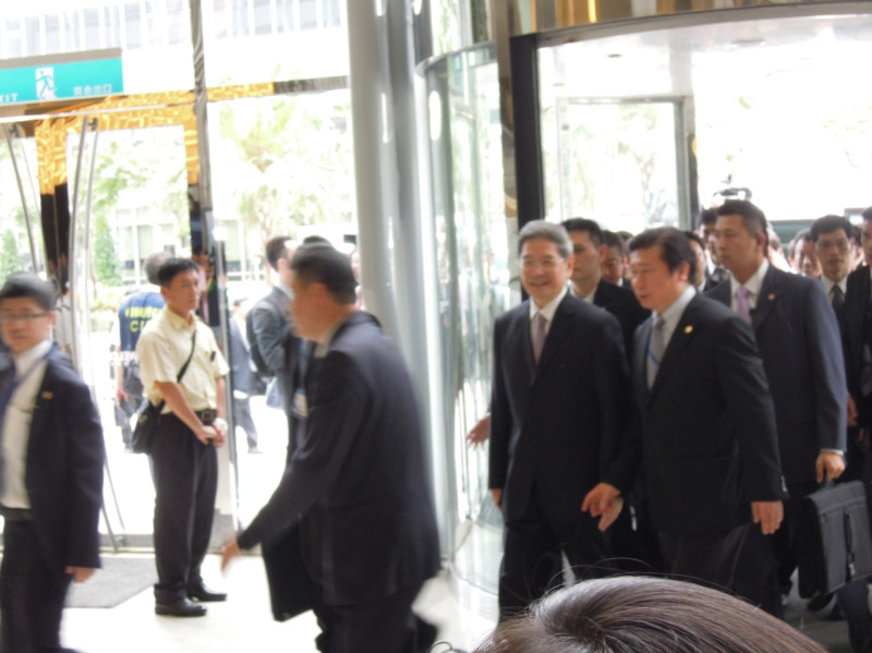 中國國台辦主任張志軍(圖右)今(25)日訪台，並於中午12點左右在負責接機的陸委會副主委張顯耀(圖左)的陪同下，抵達桃園諾富特飯店。圖：謝莉慧/攝   