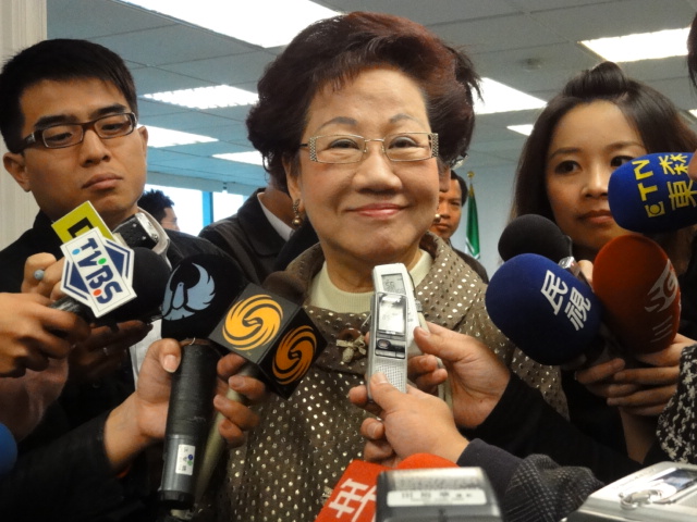 前副總統呂秀蓮日前表態參選2012，並呼籲媒體公平報導，派出專業的記者與她一起認識台灣。雖然民間有人力挺，不過也有黨內同志不看好呂秀蓮選情。圖片：王鼎鈞/攝   