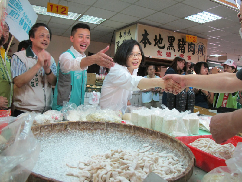 民進黨主席蔡英文17日陪同新竹市長候選人林智堅到竹蓮市場掃街。圖：林朝億/攝   