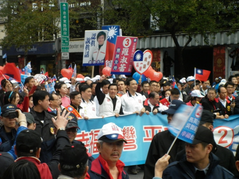 8日下午「為台灣讚出來」台北場大遊行，由馬英九親自領軍，台北市長郝龍斌和新北市長朱立倫隨侍在側，帶領群眾一起向前走。圖片：謝莉慧/攝   