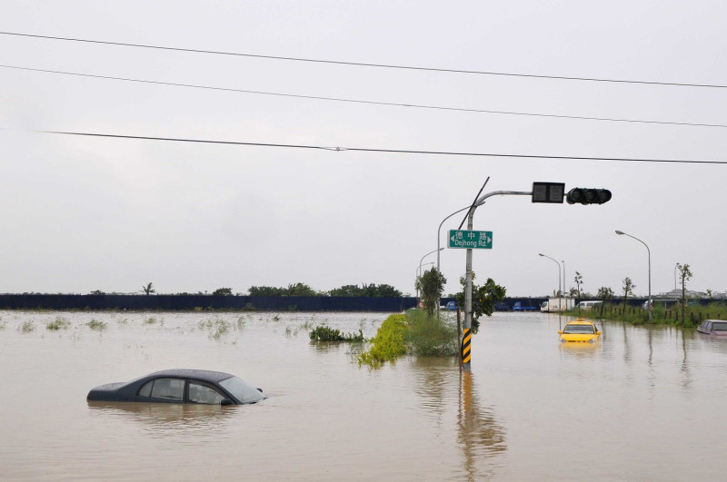 高雄市街道淹水的情況。圖片來源：高雄市政府提供。   