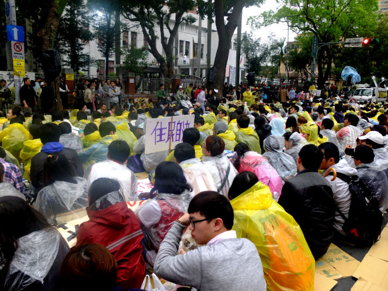 雖然現場飄著小雨，今(20)日立法院外仍聚集大批民眾靜座抗議。圖：翁嫆琄/攝。   