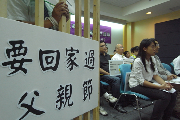 台灣公民鍾鼎邦被中國非法關押超過51天，家屬雖然希望能夠在父親節看到他，但是事與願違。圖:楊宗興攝影   