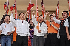 親民黨主席宋楚瑜（左2）30日與副手搭檔林瑞雄（左3）一起前往桃園平鎮參加連署造勢活動。圖片來源：中央社。   