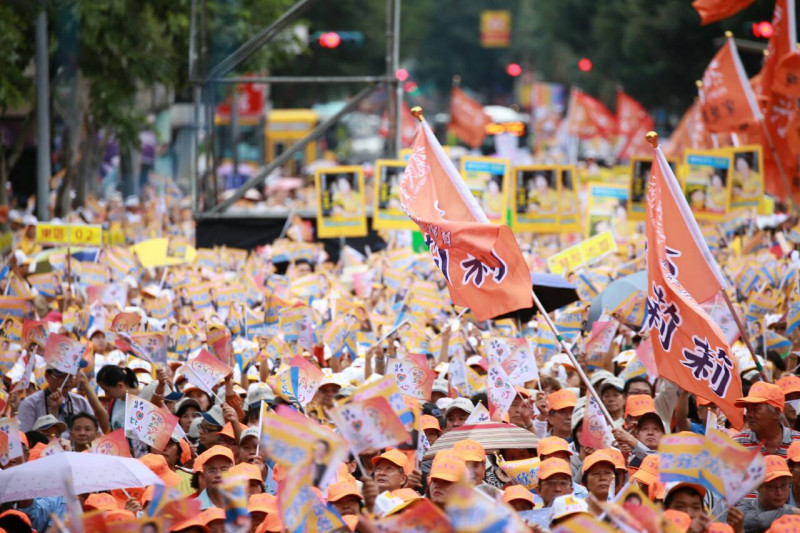 宋瑩配21日舉辦聯合造勢大會，值得注意的是，橘營群眾後方都是黃澄澄的一片民國黨支持者。圖：民國黨提供   