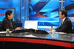 總統馬英九（右）14日接受TVBS電視台「2100掏新聞」主持人李濤（左）專訪時表示，未來要讓整個國民生活、經濟結構與政府運作，都能達到先進國家標準。圖片來源：TVBS電視台提供   