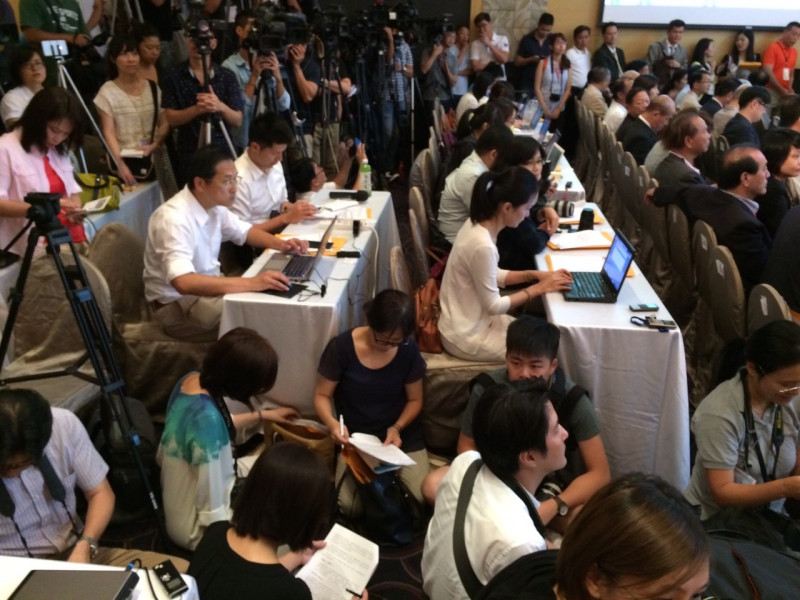記者會現場人滿為患，許多記者只能坐在地上發稿。圖：符芳碩/攝   