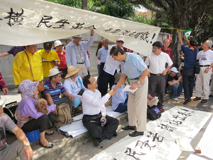 民進黨黨主席參選人蘇煥智、蔡同榮兩人先後前往凱道向嗆馬同志致意。圖：林朝億/攝影   