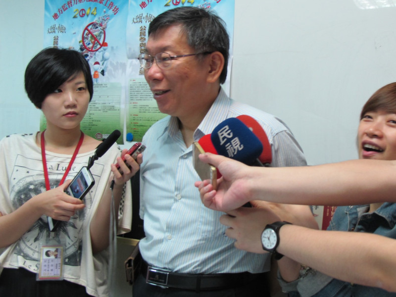台北市長參選人柯文哲28日表示，松山機場遷建的大方向正確，但須配套要做好。圖：林朝億/攝   