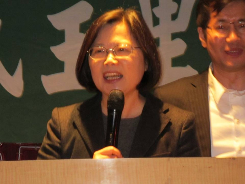 新北市長朱立倫昨順利當選國民黨主席，民進黨黨主席蔡英文表示，兩黨應該為修憲攜手合作，期待朱立倫落實改革承諾，推動改革，讓台灣的政黨政治走向更成熟的方向。圖：新頭殼資料照片   