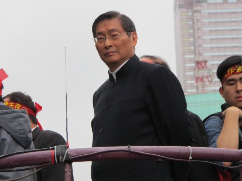 張安樂約在下午2點多現身監察院，隨後他站上活動宣傳車，與警方封鎖線後的民眾對嗆。圖:林朝億/攝   