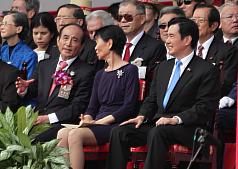 圖2-2/102年國慶大會登場，總統馬英九（前右）、立法院長王金平（前左）在關說案後首度互動，入座後也有交談，總統夫人周美青（前中）和王金平頻頻互動。圖：中央社   