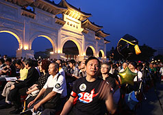 中國民運人士王丹（前右）4日在台北自由廣場，出席六四22週年台灣學生悼念活動。圖片來源：中央社   