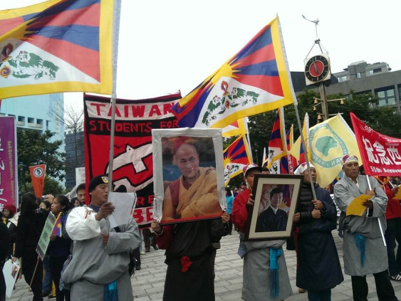 在台的西藏人與聲援團體9日發起抗暴55週年遊行。圖：鄭凱榕/攝影   