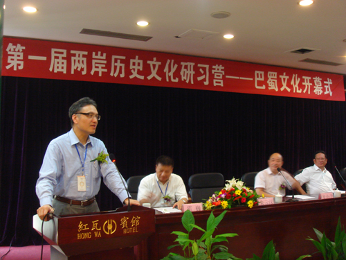 蔣經國基金會執行長朱雲漢(左立者)，在今年歐洲漢學學會第二十屆雙年會上栽了跟斗。圖:翻攝網站   