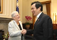 總統馬英九（右）14日在總統府，接見美國環保署長麥卡錫（Gina McCarthy）（左）時，分享台灣環保政策的成果。圖：中央社   