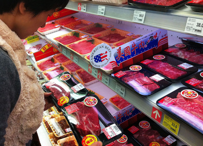 高雄市政府呼籲中央政府禁止含瘦肉精的美國牛肉進口。圖片來源：中央社資料照片。   