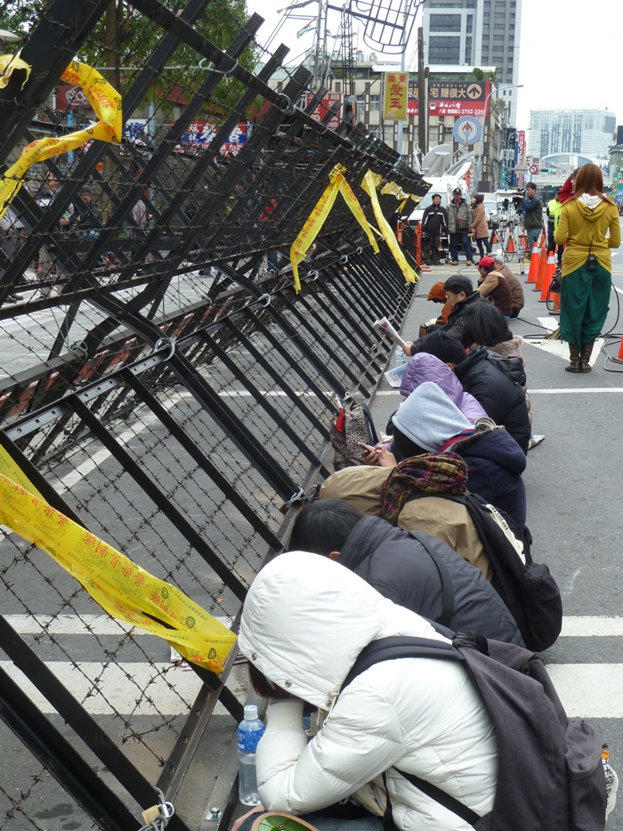 位於台北市八德路的國民黨中央黨部，今(22)日上午出現了20多位學生默默地在蛇籠前的馬路靜坐。圖3之1：謝莉慧/攝   