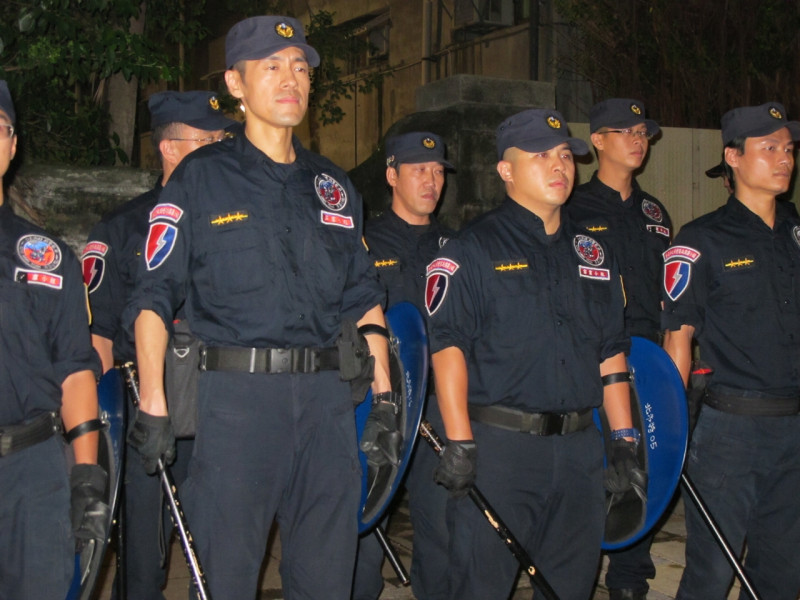 對於張安樂嗆學生，警方高度戒備，也出動霹靂警察。圖：林朝億/攝   