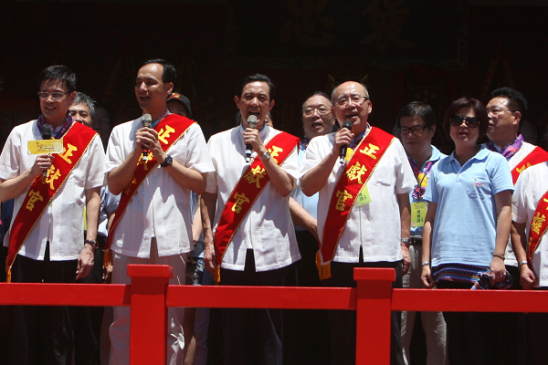 圖說，總統馬英九、新北市長朱立倫、國民黨榮譽主席吳伯雄等人，帶領現場所有客家鄉親共同合唱「客家本色」。（記者陳冠廷攝）   