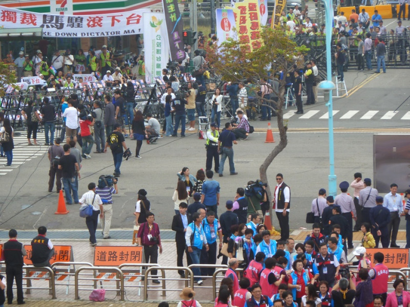 國民黨19全會今(10)日展開，但因維安嚴峻，許多黨代表從外圍走進會場，至少需要經過4關驗證，連中常委也表示不滿。圖：謝莉慧/攝   