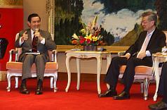總統馬英九（左）5日在總統府「感謝與期許」茶會上，表達對行政院長陳冲（右）的感謝，並舉起大拇指說，「陳冲好讚」。圖片來源：中央社   
