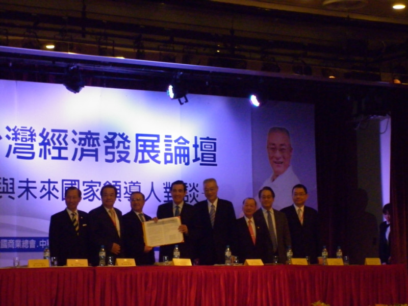 6大工商團體22日由工商協進會理事長駱錦明代表，呈遞建言書給馬英九總統。圖片：謝莉慧/攝   